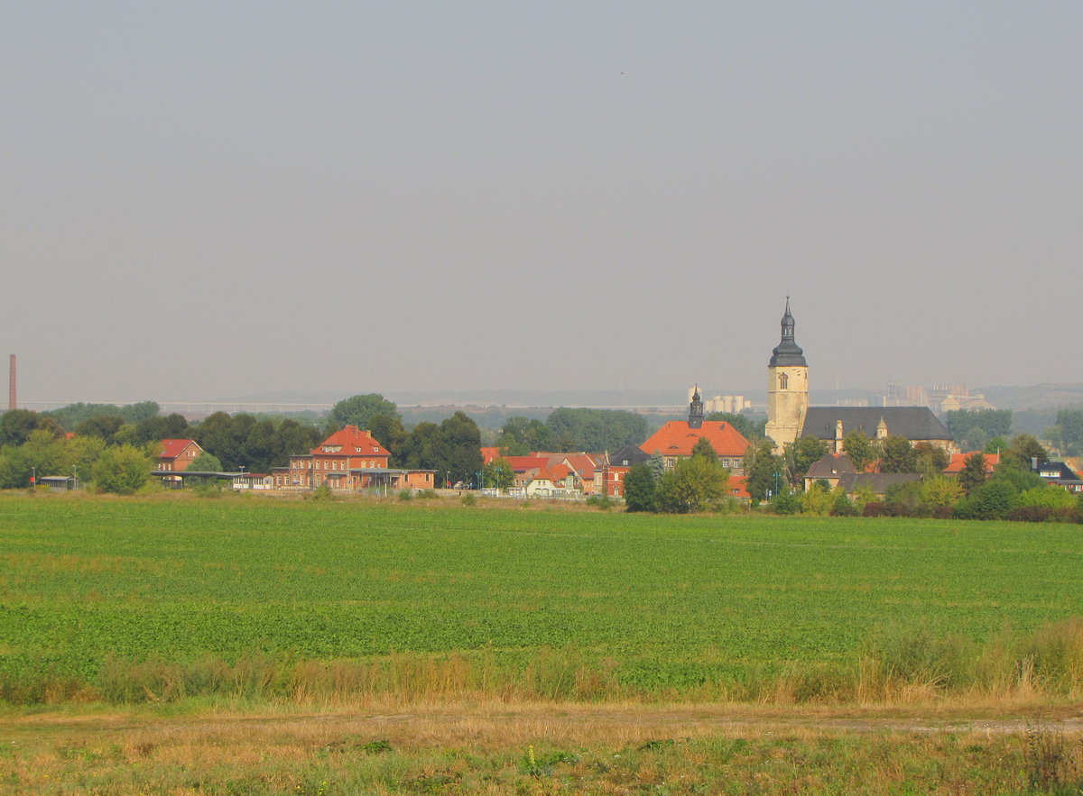 Blick auf das Lauchaer Bahnhofgelände mit dem ehemaligen Empfangsgebäude und dem Zugang zum Bahnsteig. Im Dunst ist sogar die Unstruttalbrücke bei Karsdorf erkennbar; 10.09.2016