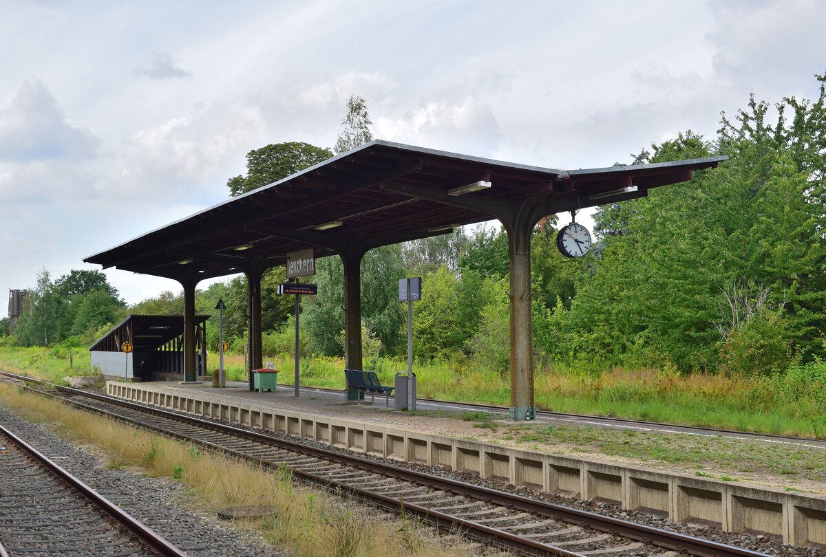 Blick auf den Mittelbahnsteig am 11.08.2021 in Teuchern. Dort halten heute die RB von und nach Zeitz und Wei�enfels. Auf Gleis 1 fuhren einst die Z�ge nach Naumburg. Der Verkehr nach Naumburg ist jedoch seit Dezember 2010 eingestellt. (Foto & Text: Dennis Fiedler)