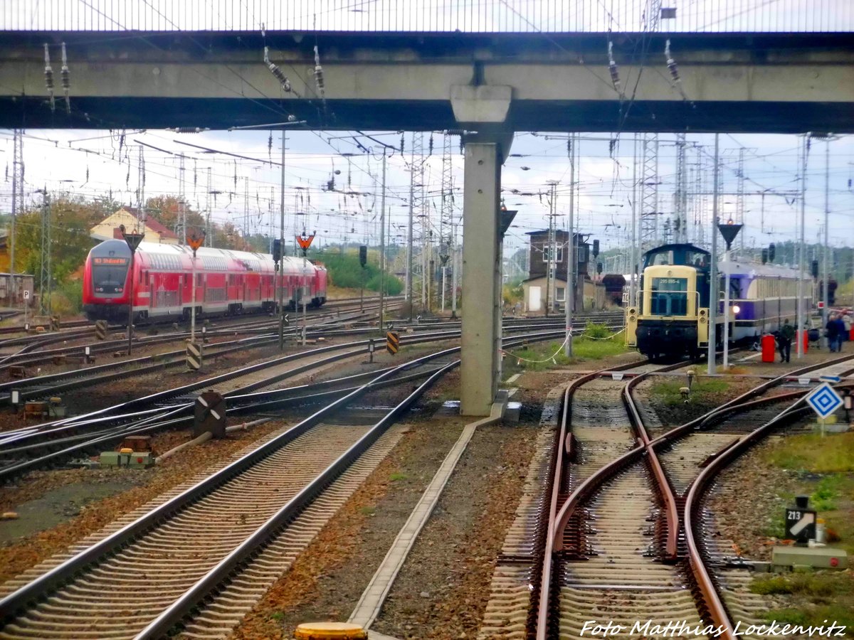 blick auf den RE3 nach Stralsund, auf die 295 095 und den SVT 137 234 aus der V75 018 (107 018) in Falkenberg/Elster am 9.10.16