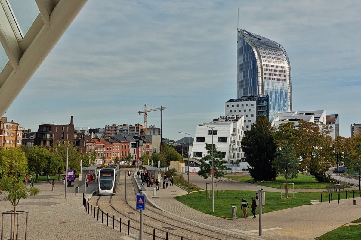 Blick auf die Tram Haltestelle am Bahnhof, aufgenommen vom Gleis 1 im Bahnhof Liège Guillemines. 02.10.2025 (Jeanny) Blick auf die Tram Haltestelle am Bahnhof, aufgenommen vom Gleis 1 im Bahnhof Liège Guillemines. 02.10.2025 (Jeanny)
