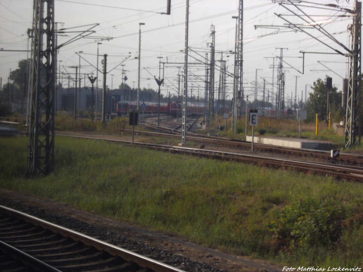 Blick aufs BW Rostock mit Personenwagen udn einer BR 112 am 31.8.13