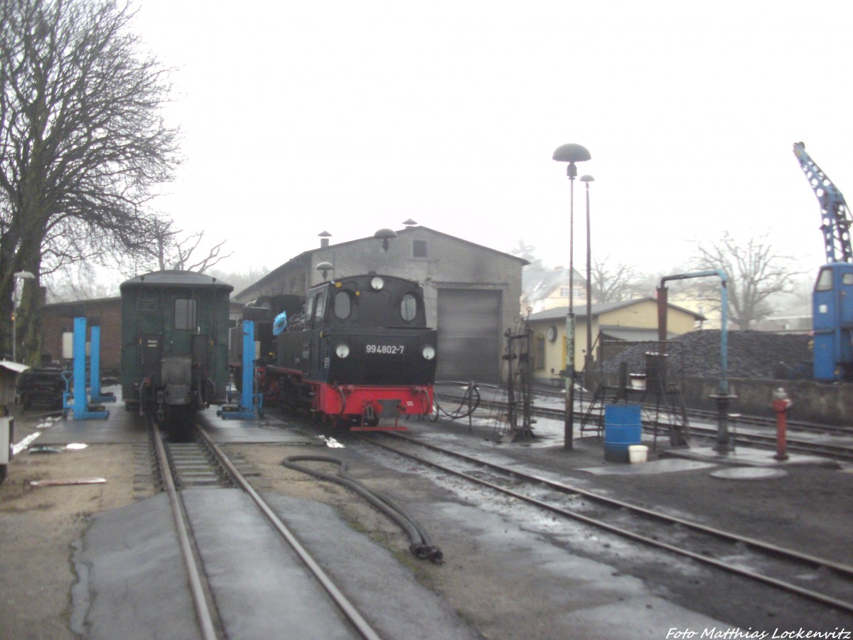 Blick aufs Kleinbahn BW Putbus wo 99 4802 abgestellt ist am 18.1.14