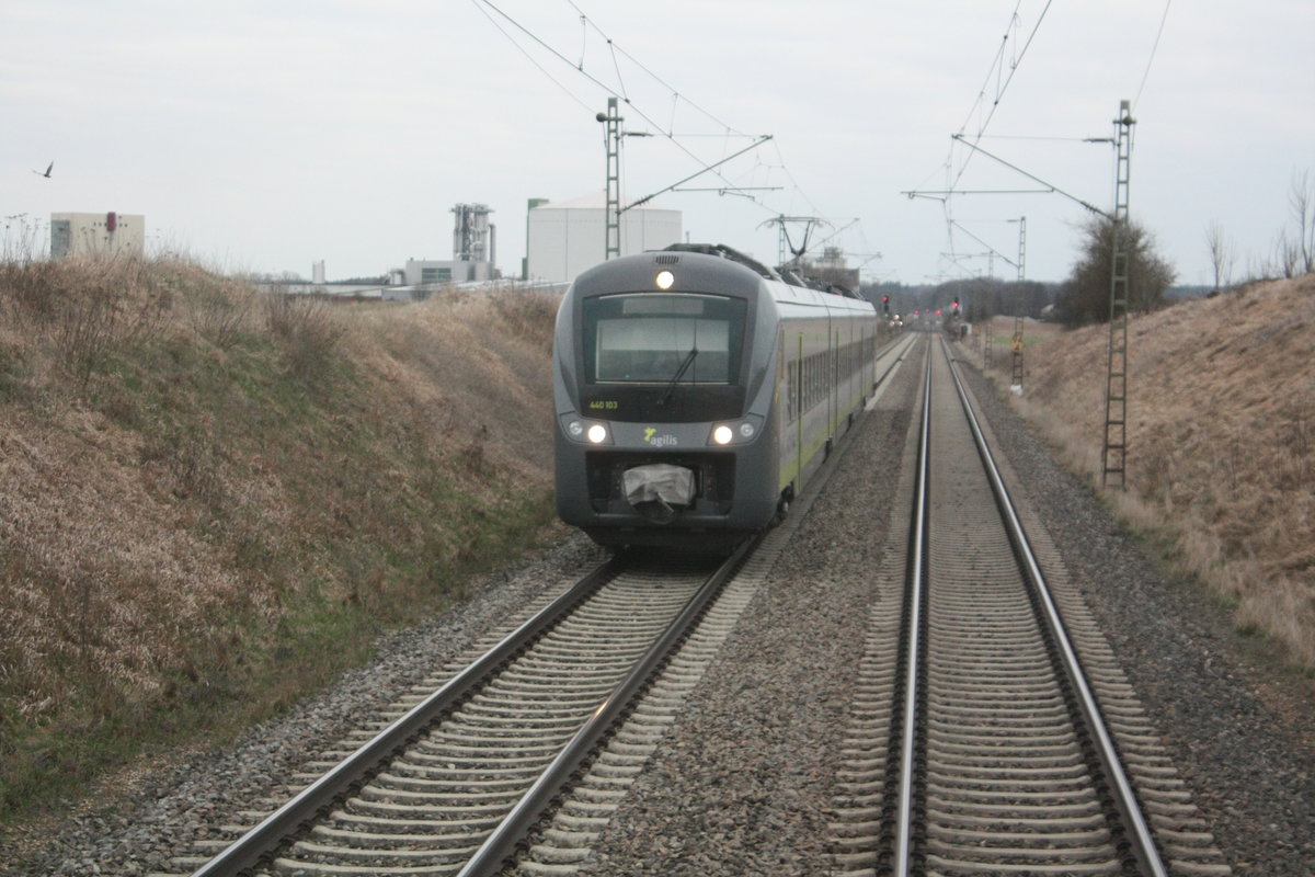 Blick aus der 218 105 auf den 440 103 von agilis zwischen  Obertraubling und Snching am 23.3.21