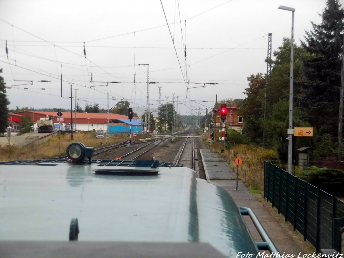 Blick aus der 295 095 auf die Strecke in Richtung Falkenbegr/Elster beim zwischenhalt in Jessen/Elster am 8.10.16