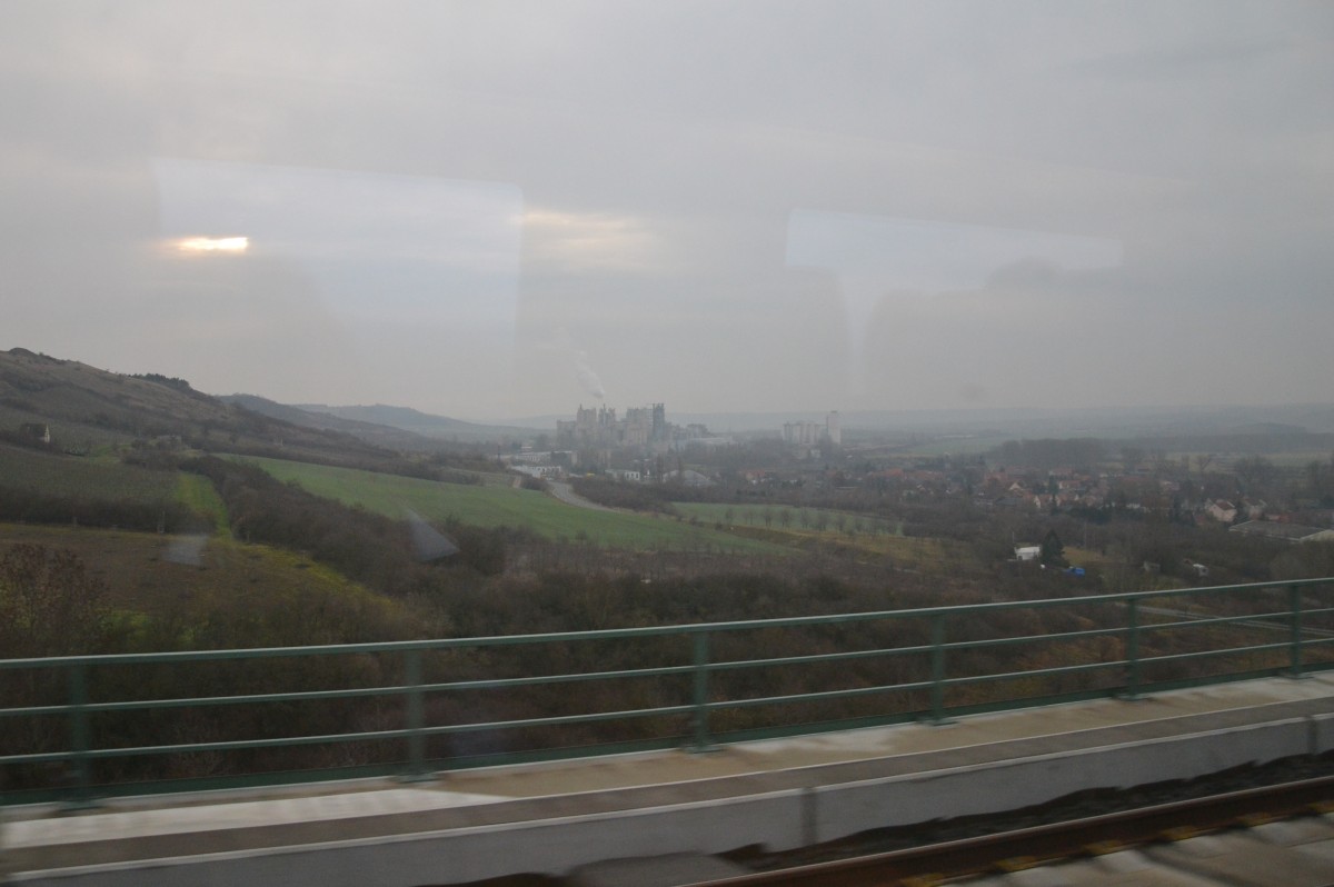 Blick aus einem ICE von der Unstruttalbrücke aus auf Karsdorf, am 15.12.2015 (Foto: Roberto Franke)