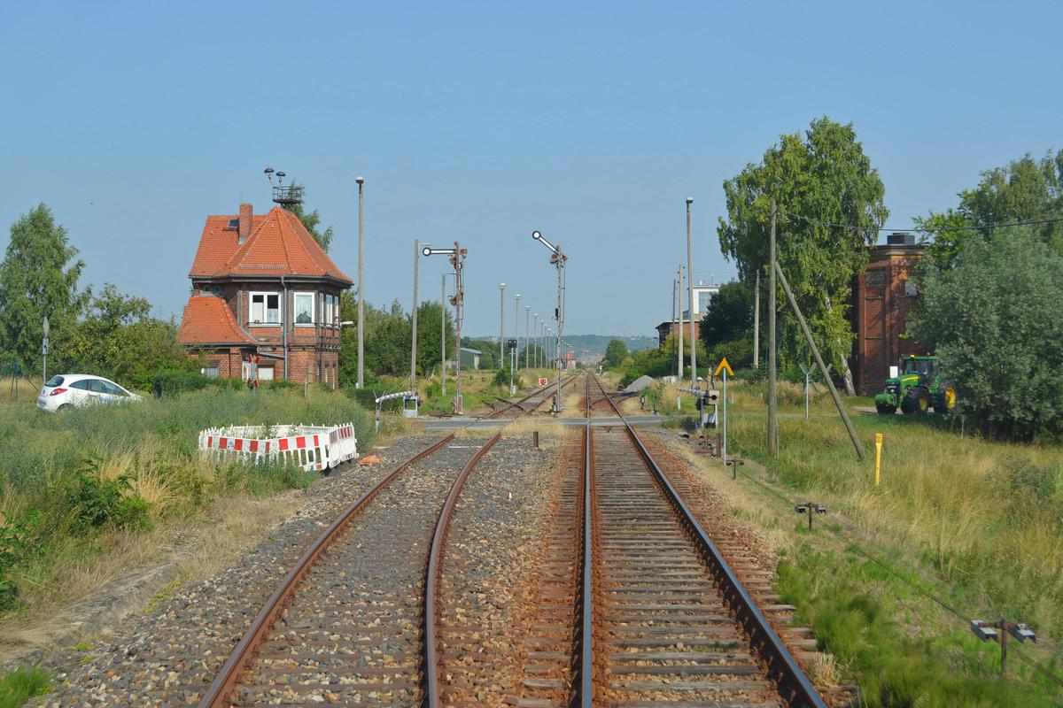 Blick aus Richtung Nebra in den ehem. Bahnhof von Vitzenburg, am 10.08.2015. (Foto: Marschbahner98)
