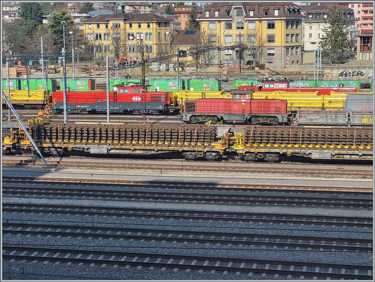 Blick vom Ausbildungszentrum er SBB auf den Rangierbahnhof von Renens VD mit einer Am 841 und Aem 940. 

29. Feb. 2024