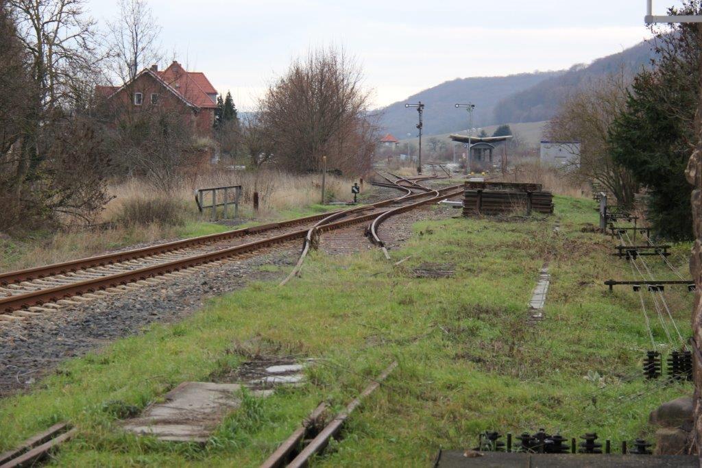 Blick in den Bahnhof Laucha am 08.12.2013. Fotografiert vom Bahn�bergang aus. Rechts das Gleis der Finnebahn. (Foto: Wolfgang Krolop)