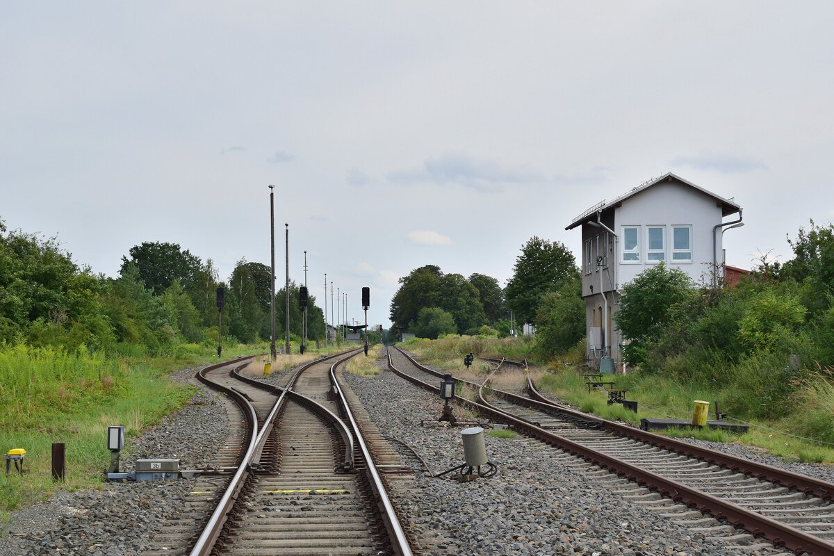 Blick in den Bahnhof Teuchern in Richtung Zeitz, sowie auf das Stellwerk Tw vom Bahnübergang Bahnstraße am 11.08.2021. (Foto & Text: Dennis Fiedler)