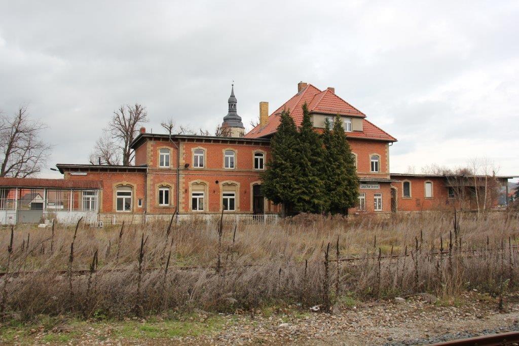 Blick vom Bahnsteig aus auf das Lauchaer Bahnhofsgeb�ude am 08.12.2013. (Foto: Wolfgang Krolop)