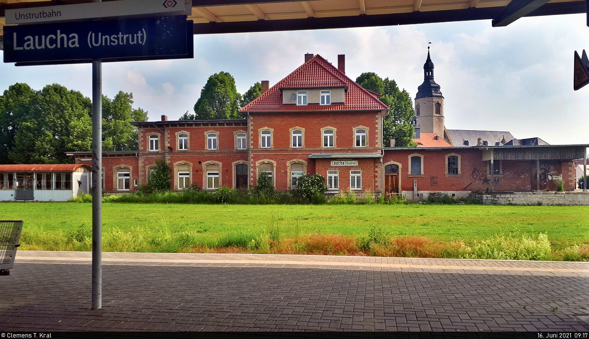 Blick vom Bahnsteig in Laucha (Unstrut) auf das ehemalige Bahnhofsgebäude, am 16.06.2021. (Foto: Clemens Kral)