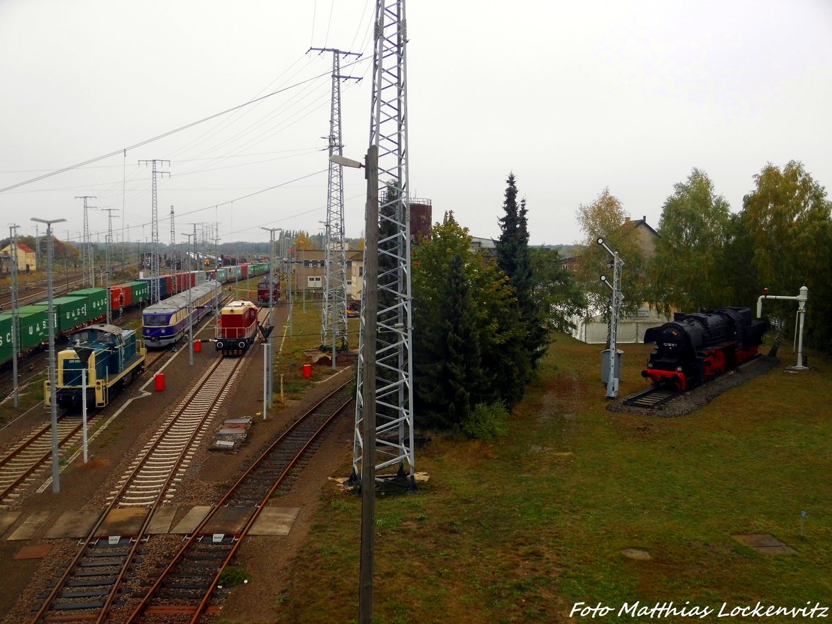 Blick von der Brck auf die 295 095, den SVT 137 234, die V75 018 (107 018), auf die Museumslok 52 5679 und die 120 274 in Falkenberg/Elster am 9.10.16