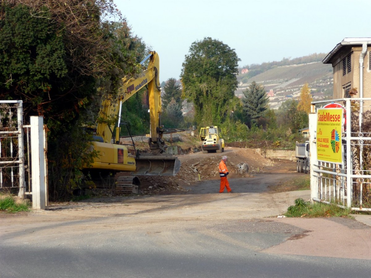 Blick durch die Einfahrt des ehemaligen Freyburger Formkastenwerkes auf die Baustelle
des neuen Haltepunktes in Freyburg am 28.10.2011. (Foto: Klaus Pollm�cher)