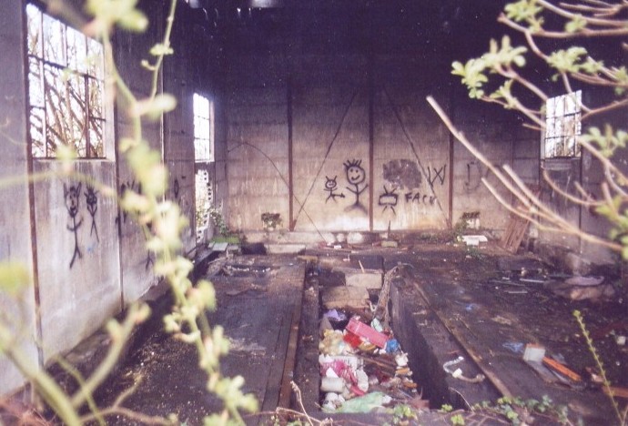 Blick in den ehemaligen Lokschuppen am Ostkopf vom Bf Laucha im April 2008. (Foto: G�nther G�bel)