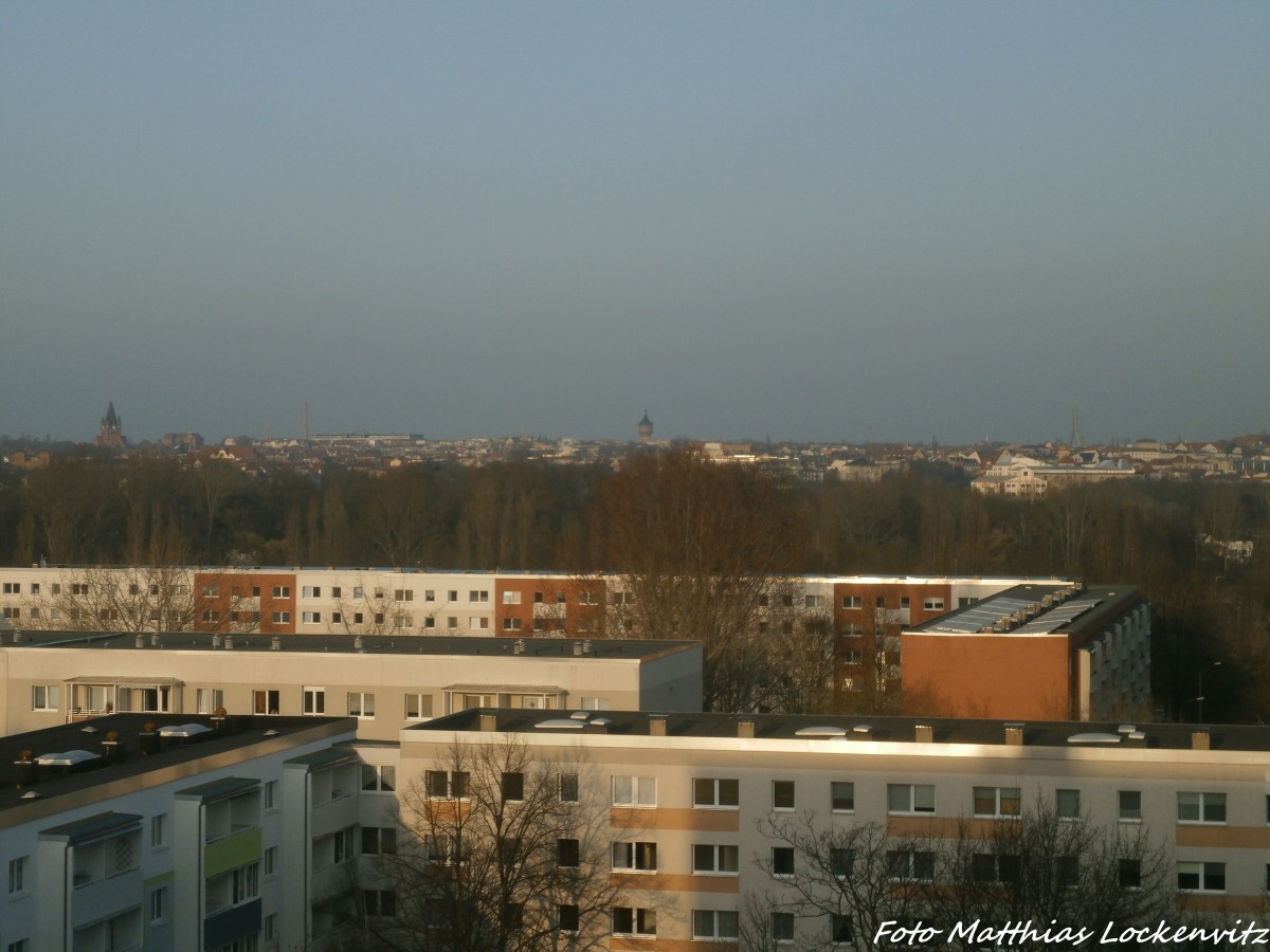 Blick von einem Hochhaus auf Halle (Saale) am 9.4.15