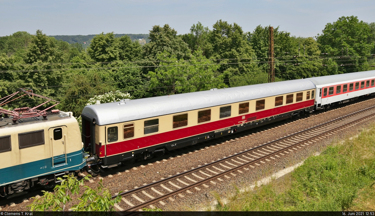 Blick in in Naumburg (S) Hbf auf den Kanzlerwagen der Bauart WGSmz 853 (61 80 89-90 001-2 D-DB), der am 16.06.2021 mit der DB Museum 140 423-5 von Potsdam Wildpark nach Koblenz-L�tzel unterwegs war. (Foto: Clemens Kral)
