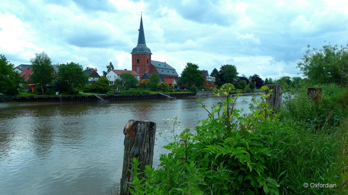 Blick über die Oste auf die barocke St.-Petri.Kirche zu Osten. Die Kirche wurde 1747 erbaut.