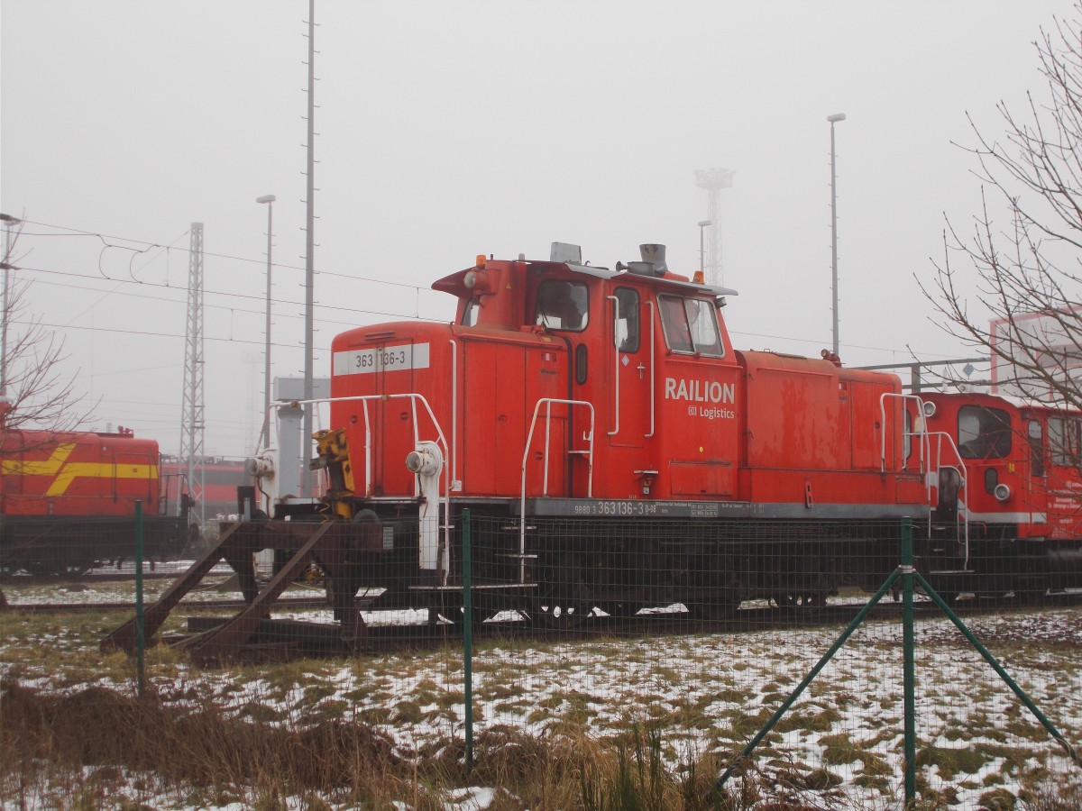 Blick über den Zaun,am 24.Januar 2016,wo im Bh Rostock Seehafen das Dreibein 363 136-3 stand.