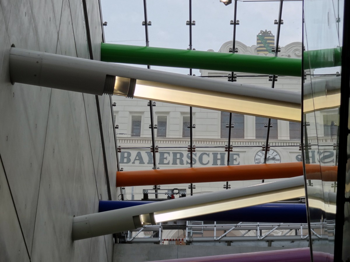 Blick von der unterirdischen Station Leipzig Bayerischer Bahnhof raus auf das Tageslicht.