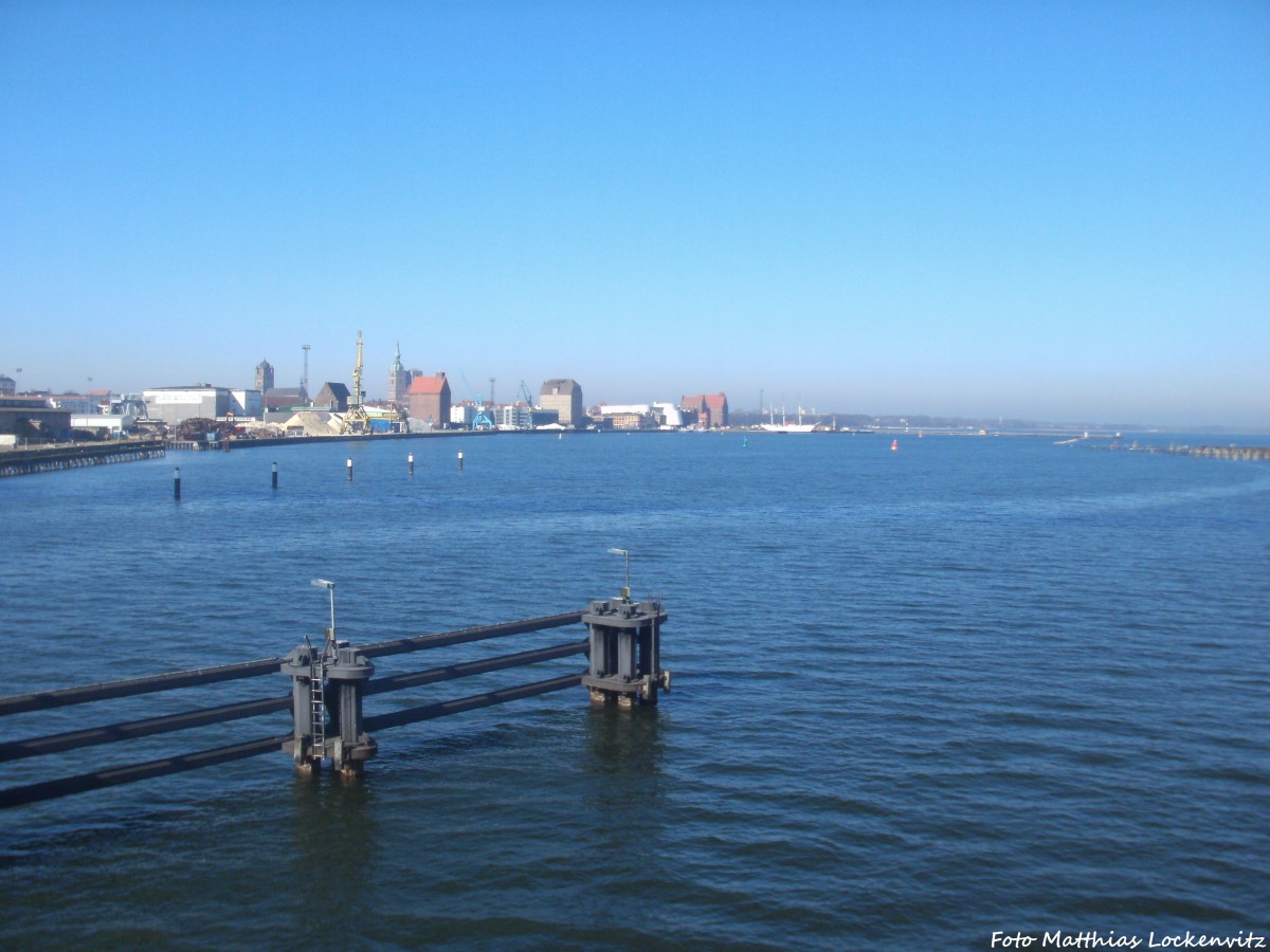 Blick von der Ziegelgrabenbrücke auf die Altstadt und den Nordhafen sow ie den Stadthafen von Stralsund am 10.3.14