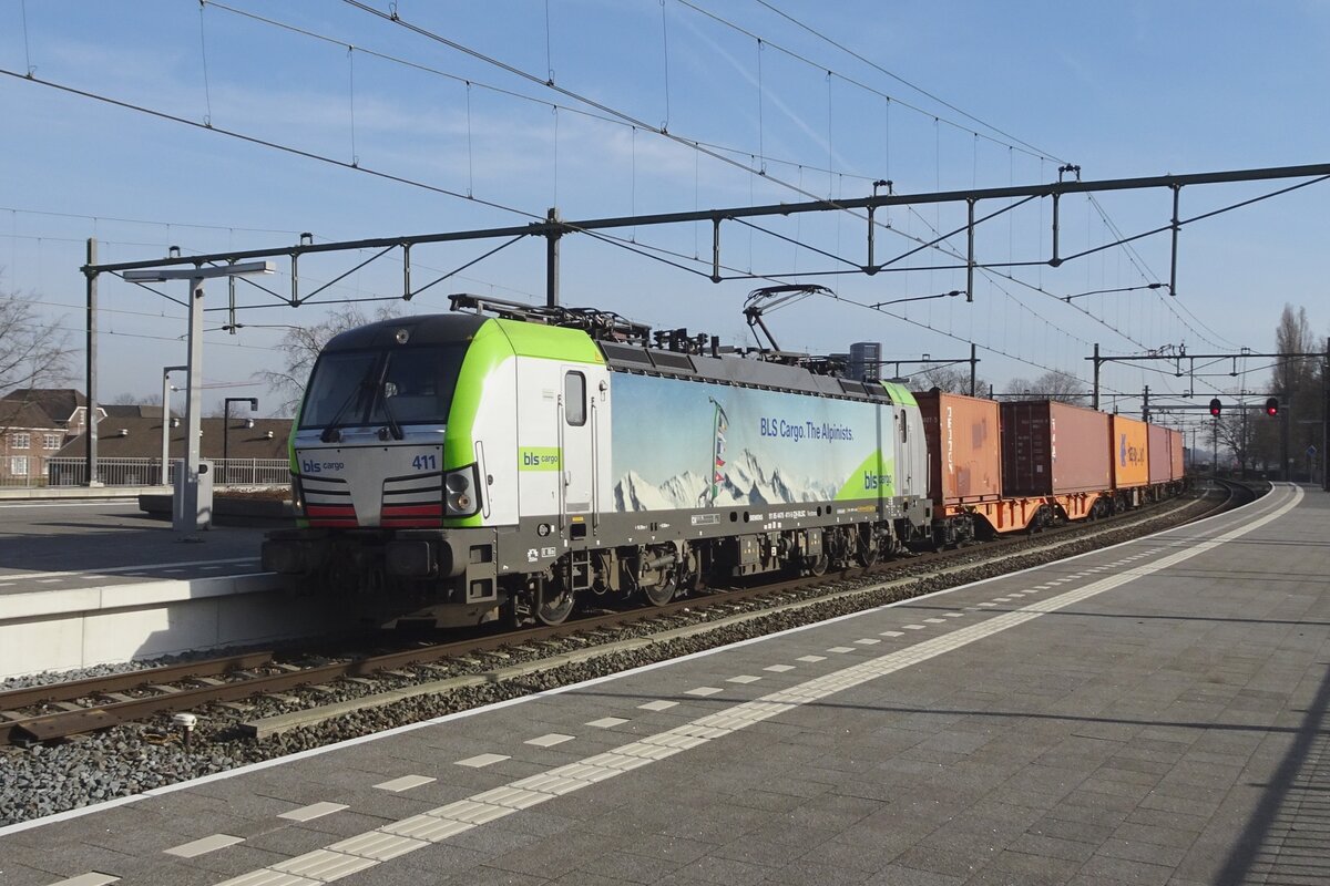 BLOS 475 411 durchfahrt am 15 Februar 2023 mit ein KLV Blerick.