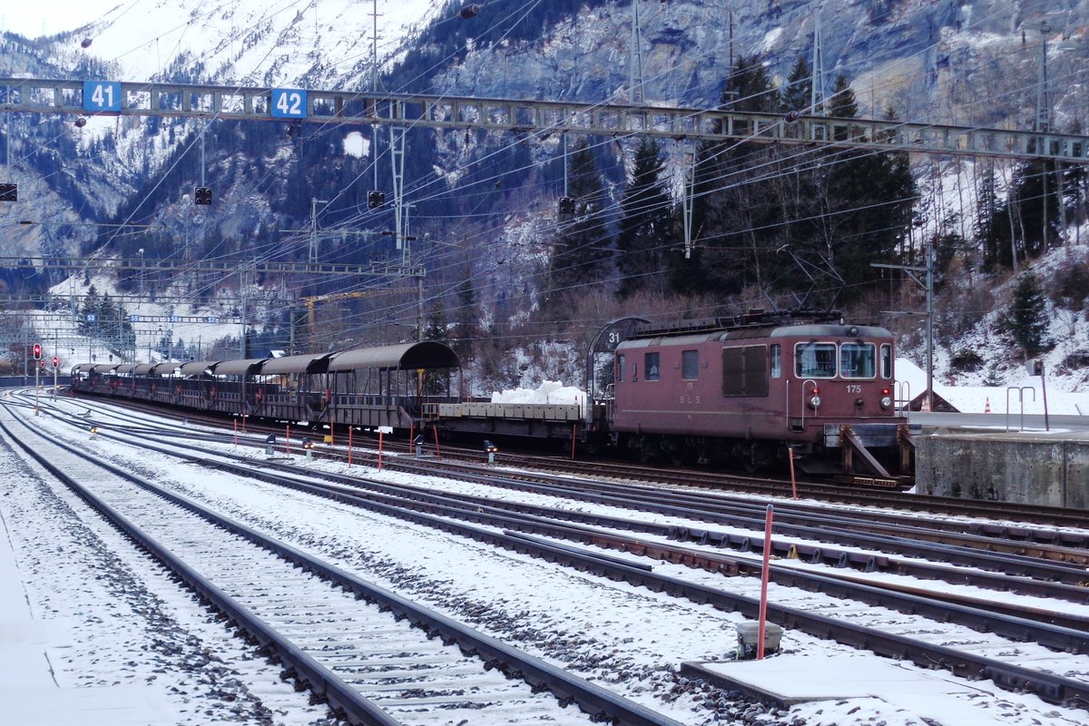 BLS 175 steht am 1 Januar 2019 an die Autoverladerampe in Kandersteg.