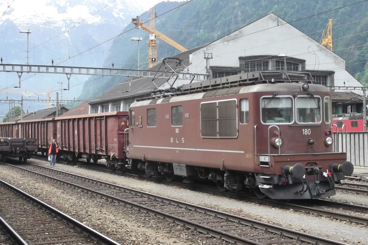 BLS 180 schiebt ein Ganzzug in Erstfeld ein am 4 Juni 2014. Abnormalerweise wird der Schublok von Zug geholt und an der Spitze des Zuges gesetzt. Dieser wird nach eine Stunde Aufent5halt (lang für Erstfeld!) ohne Schiebelok über den Bückel nach GÖschenen geschickt.