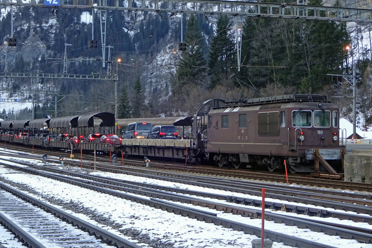 BLS 180 steht am 2 Januar 2020 bei der Autoverladerampe in Kandersteg.