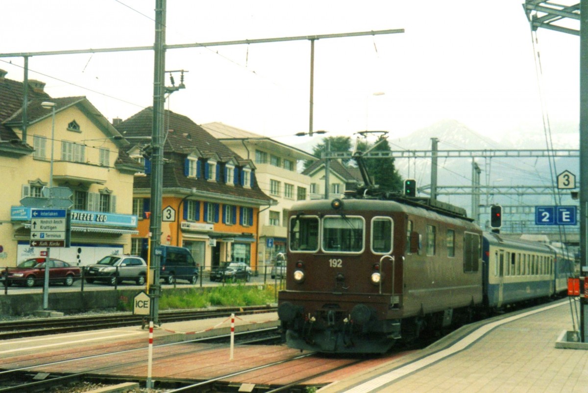 BLS 192 treft am verregneten 14.Mai 2010 in Spiez ein.