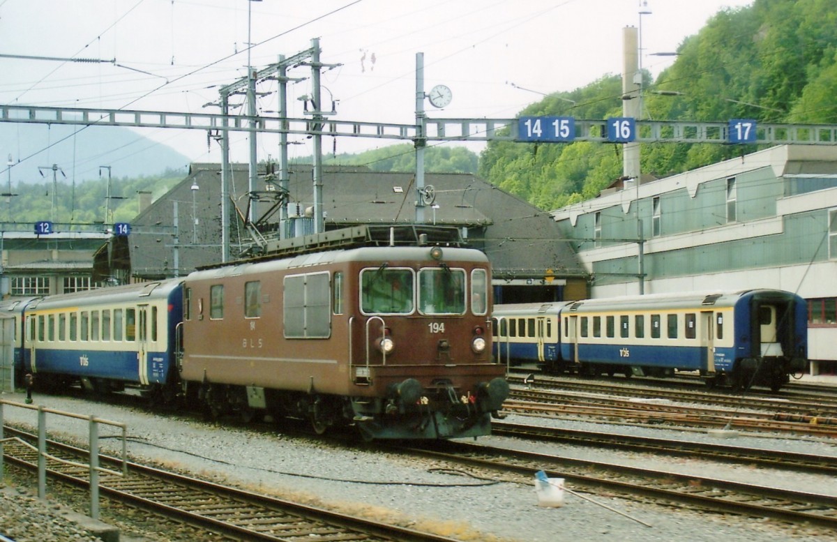 BLS 194 steht in Spiez am 6 Juni 2009.