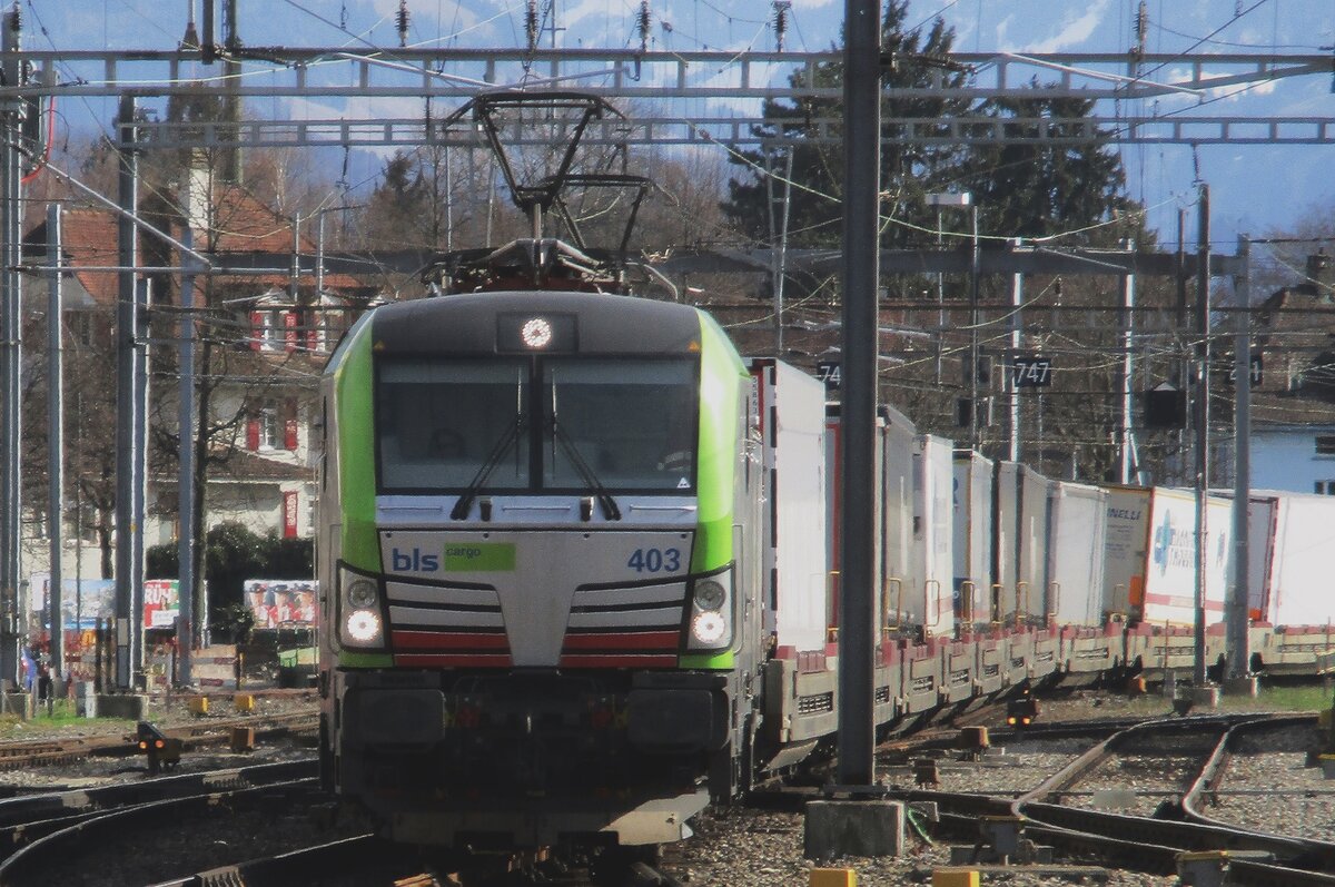 BLS 475 403 wurde vom Bahnsteig in Thun am 23 Mrz 2017 fotografiert.