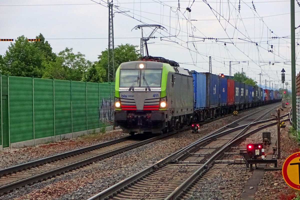 BLS 475 411 durcheilt am 30 Mai 2019 Bad Krozingen.