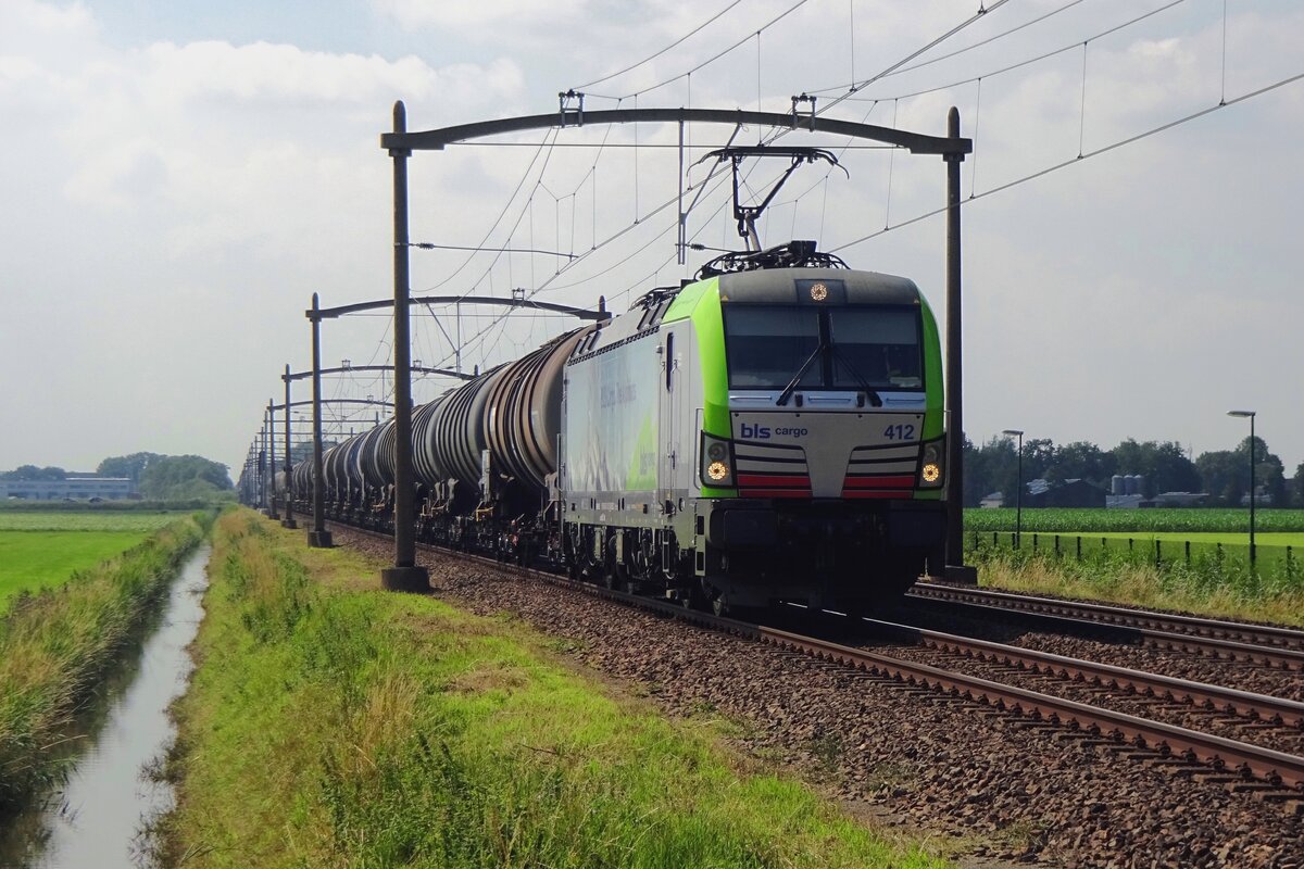 BLS 475 412 zieht ein Kesselwagenzug durch Hulten am 9 Juli 2021.