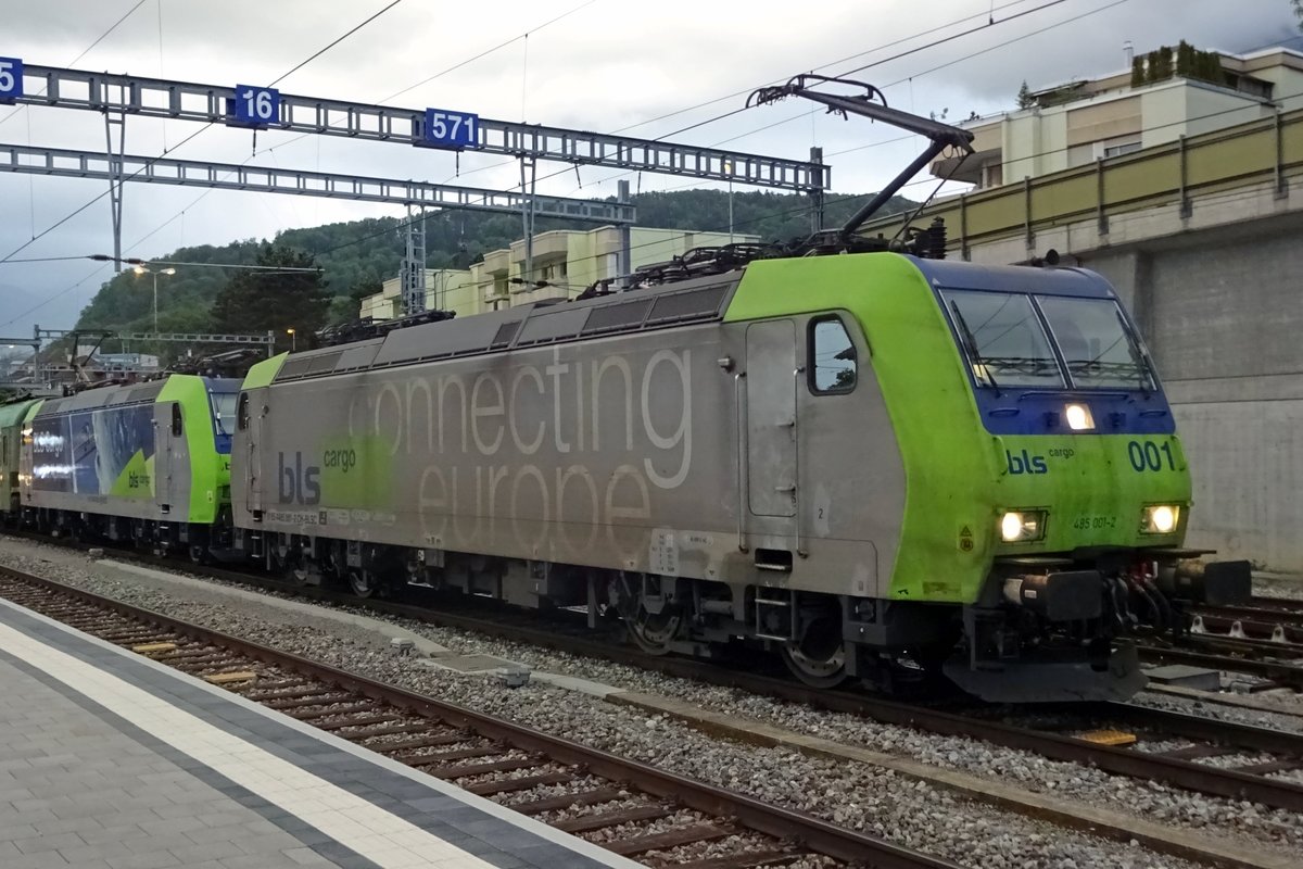 BLS 485 001 steht am 28 Mai 2019 in Spiez und tragt noch das Originalschema  Connecting Europe . 