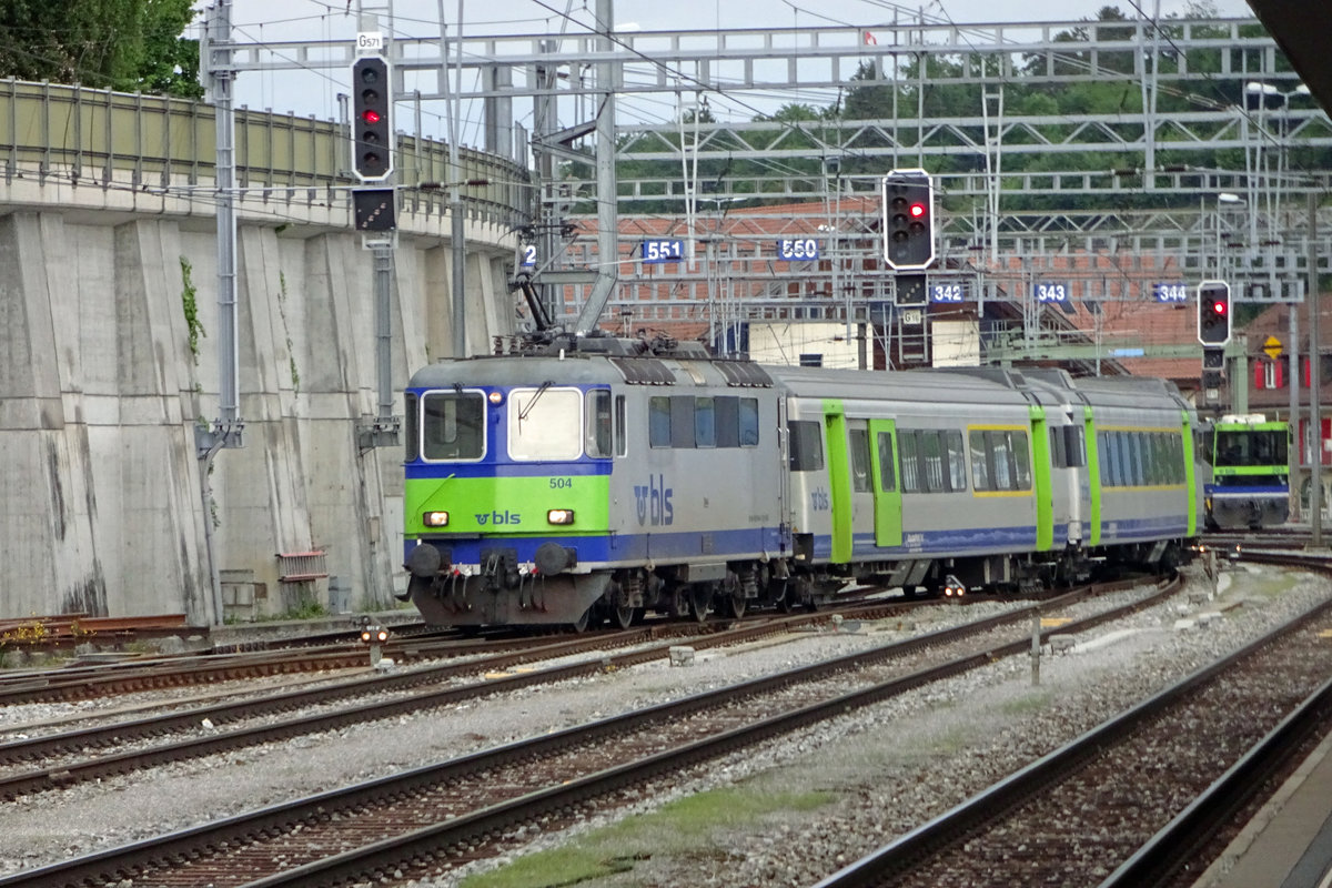 BLS 504 rangiert ein RE in Spiez am 27 Mai 2019.