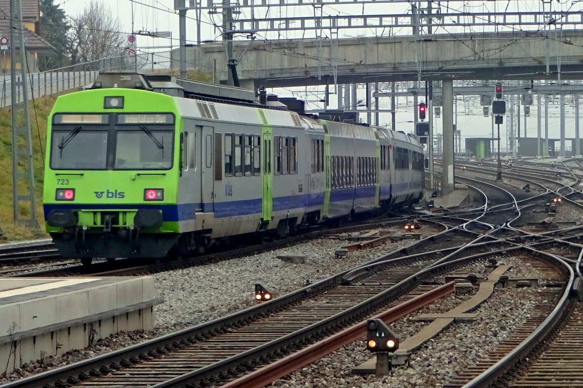 BLS 723 verlässt Spiez mit ein RB nach Interlaken ost am 2 Jänner 2020.