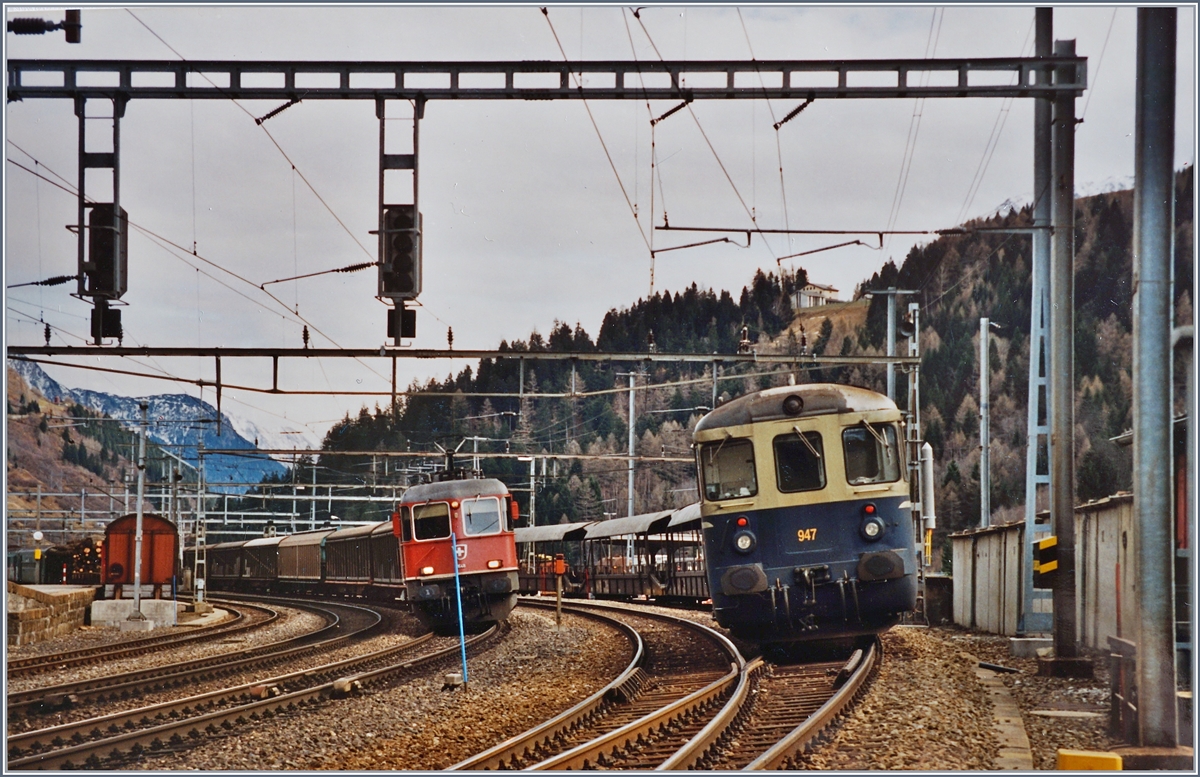 BLS Autoverlad Göschenen - Airolo. Lange Jahre, bis zu Eröffnung des Gotthard Strassentunnels 1981 betrieben die SBB einen Autoverlad durch den Gotthardtunnel. Als dann im Herbst 2001 nach einem Unfall den Strassentunnel für gut zwei Monate gesperrt werden musste, zog die BLS einen Autoverlad auf. 
Ein BLS Autozug wartet auf die Abfahrt Richtung Göschenen.
Analogbilder vom 16. bzw. 21. November 2001