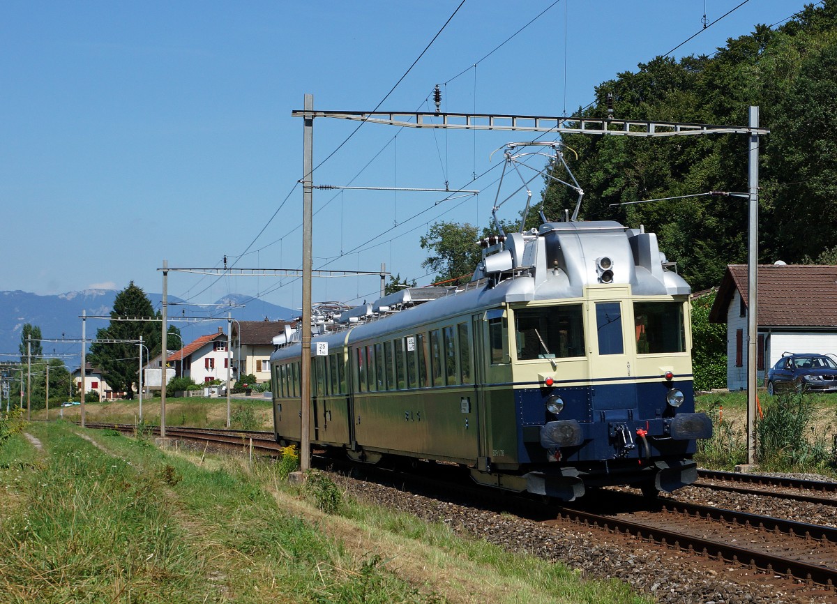 BLS: Der BLAUE PFEIL BCFe 4/6 736 auf Geburtstagsfahrt bei Busswil am 22. August 2015.
Foto: Walter Ruetsch