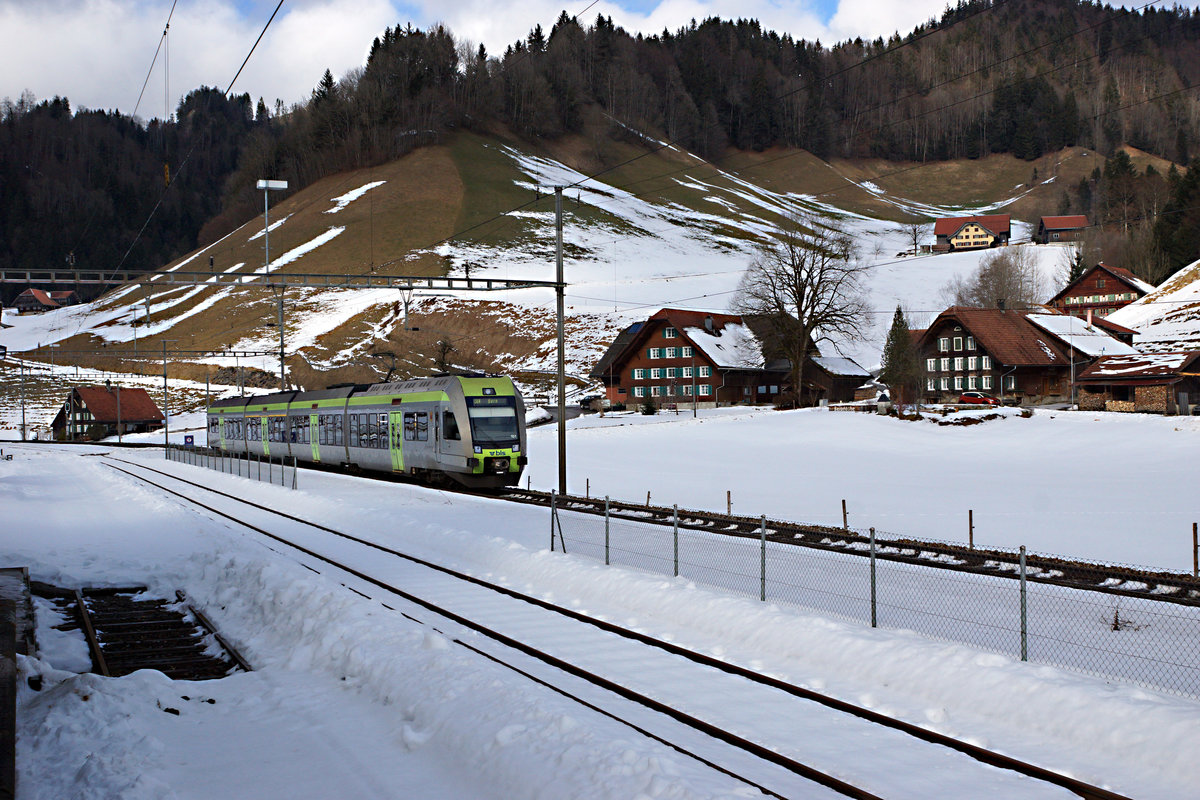 BLS: Die wunderschönen Aufnahmen von Peter und Stefan inspirierten mich ebenfalls diese Gegend aufzusuchen.
RE Luzern-Bern mit einem Lötschberger bei Wiggen am 3. Februar 2017.
Foto: Walter Ruetsch