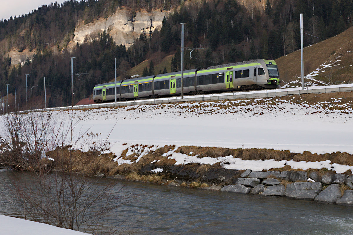 BLS: Die wunderschönen Aufnahmen von Peter und Stefan inspirierten mich ebenfalls diese Gegend aufzusuchen.
RE Bern-Luzern mit einem Lötschberger bei Köschbrunnen am 3. Februar 2017.
Foto: Walter Ruetsch