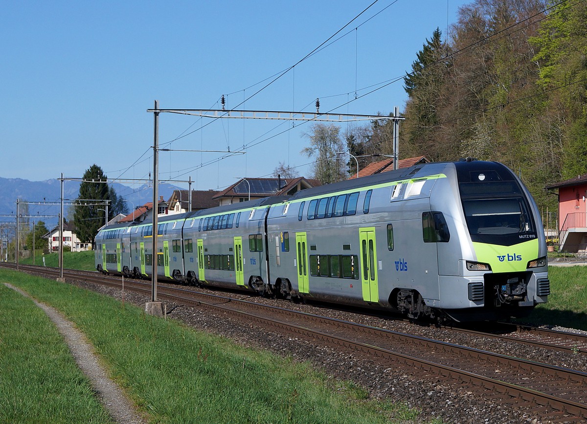 BLS: Doppelstock Niederflurzug als RE Biel-Bern mit BLS RABe 515 (MUTZ) bei Busswil am 19. April 2015.
Foto: Walter Ruetsch