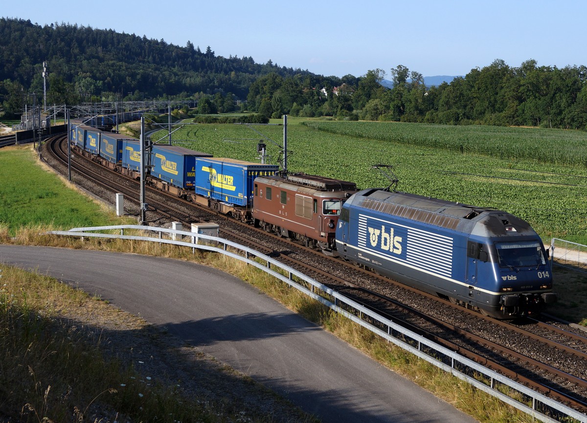 BLS: Doppeltraktion ALT und NEU in den Farben blau und braun bei Langenthal am 15. Juli 2015. An der Spitze des Zuges ist die Re 465 014-9 eingereihnt.
Foto: Walter Ruetsch
