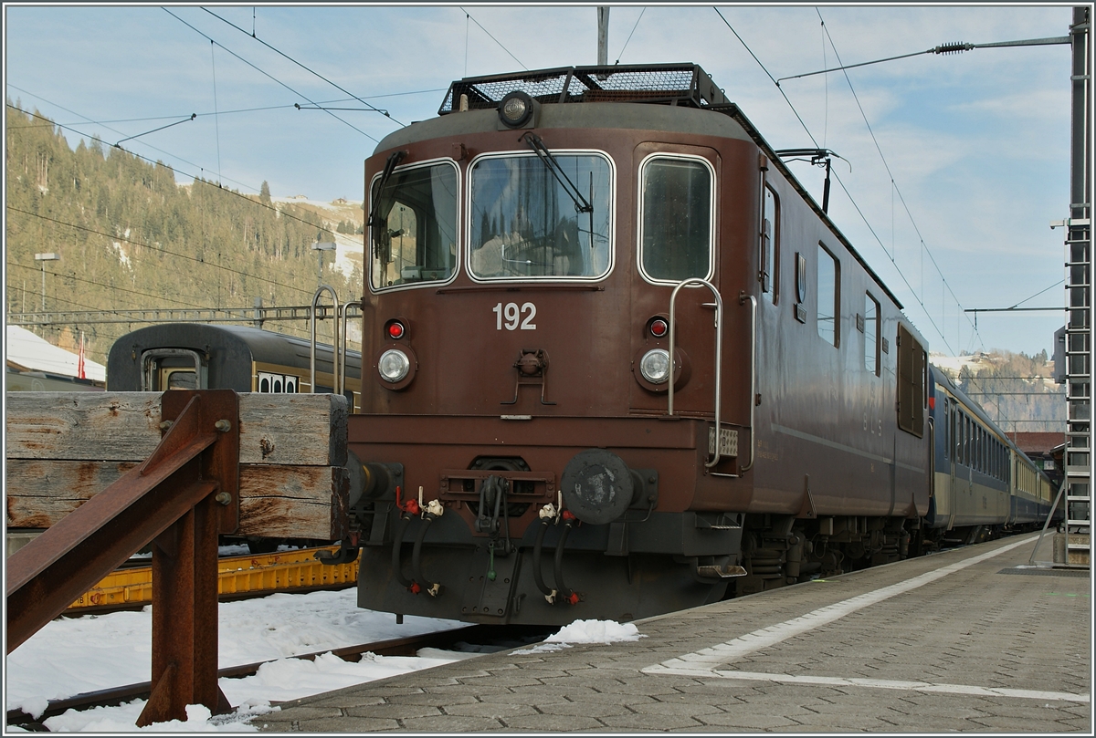 BLS Re 4/4 192 in Zweisimmen. Lieder sind die Planmässigen Reisezugsleitungen der Re 4/4 seit dem Fahrplanwechsel Geschichte. 
5. Dez. 2013