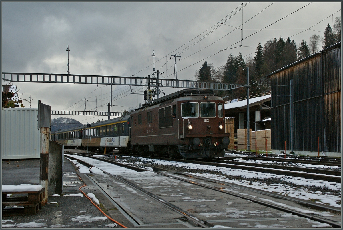 BLS Re 4/4 193 in Erlenbach.
24.11.2013