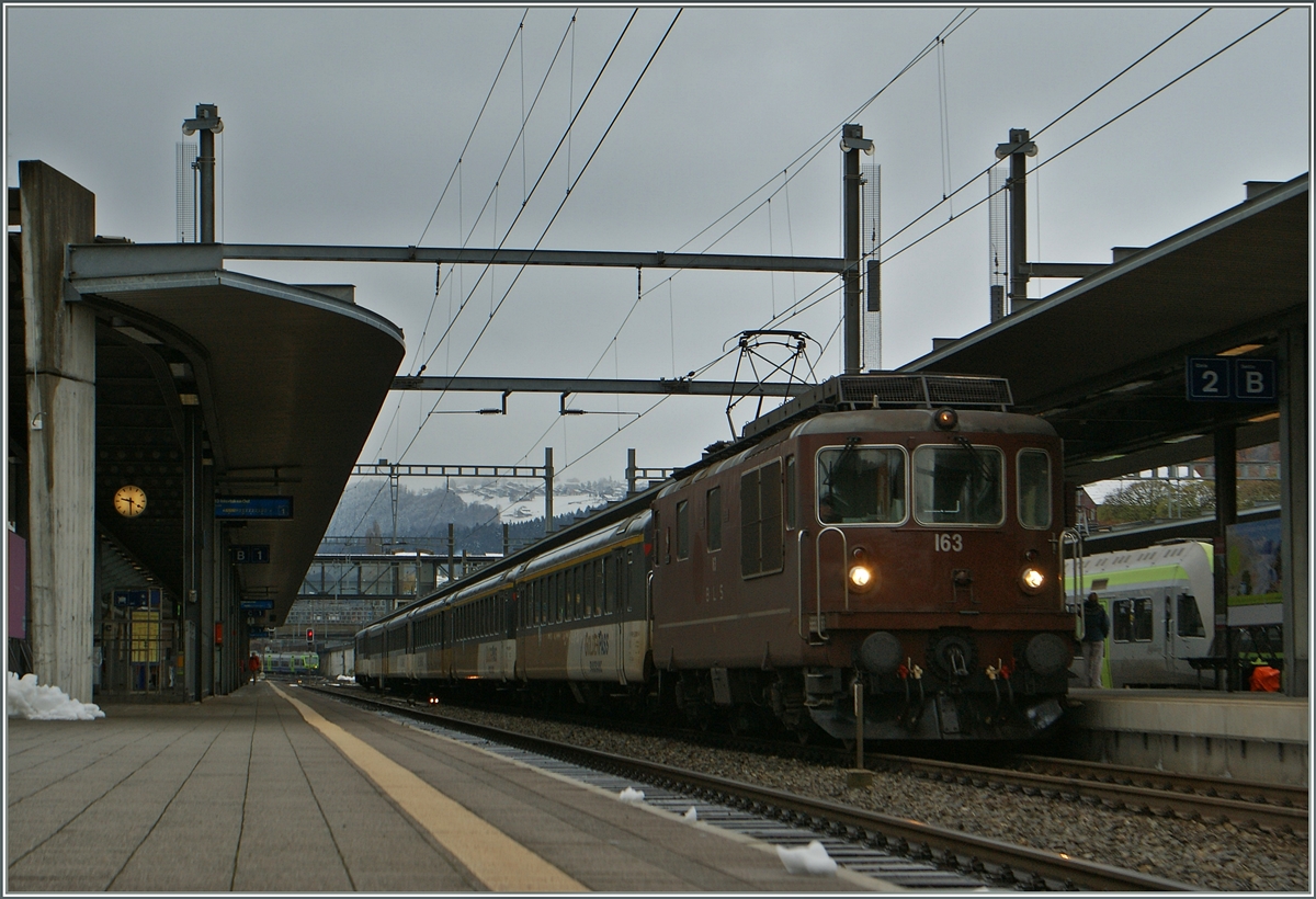 BLS Re 4/4 193  Grenchen  mit dem Goldenpaas RE Interlaken - Zweisimmen beim Halt in Spiez.
24. 11.2013