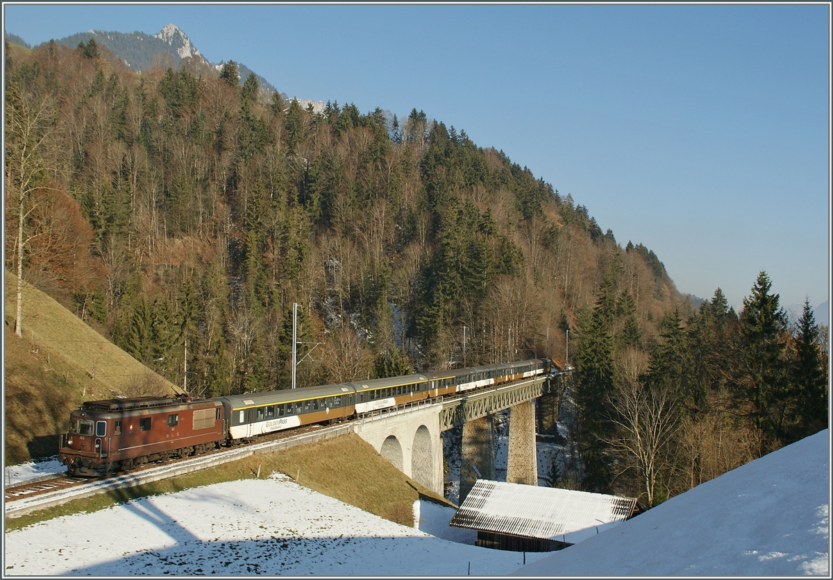 BLS RE 4/4 193  Grenchen  mit einem Goldenpass RE auf der 135 Meter langen Bunschenbachbrücke bei Weissenburg.
5. Dez. 2013