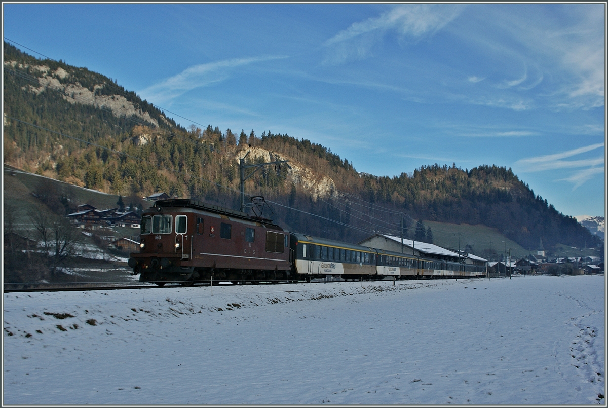 BLS Re 4/4 193  Grenchen  mit einem Goldenpanoramic RE bei Boltigen.
5. DEz. 2013