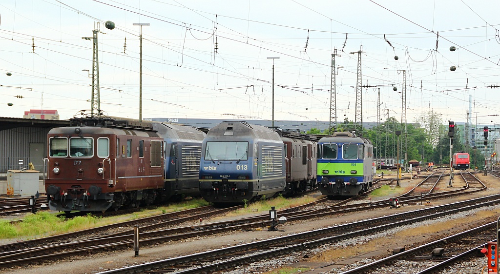 BLS Re 4/4 I 177, Re 465 013 und Re 4/4 II 503 sowie drei andere Maschinen standen am 01.06.2012 abgestellt im Bhf Basel Bad.