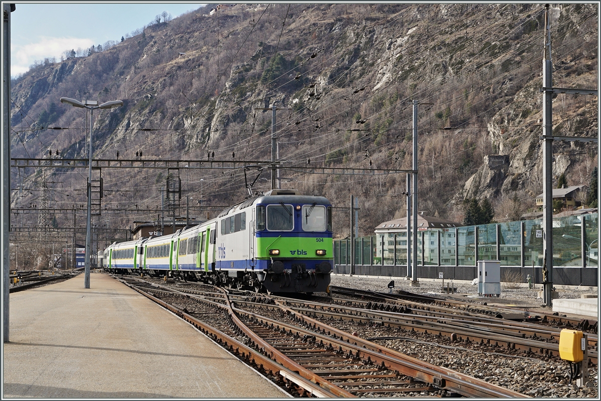 BLS Re 4/4 II mit einem Extrazug in Brig.
19. Feb. 2016