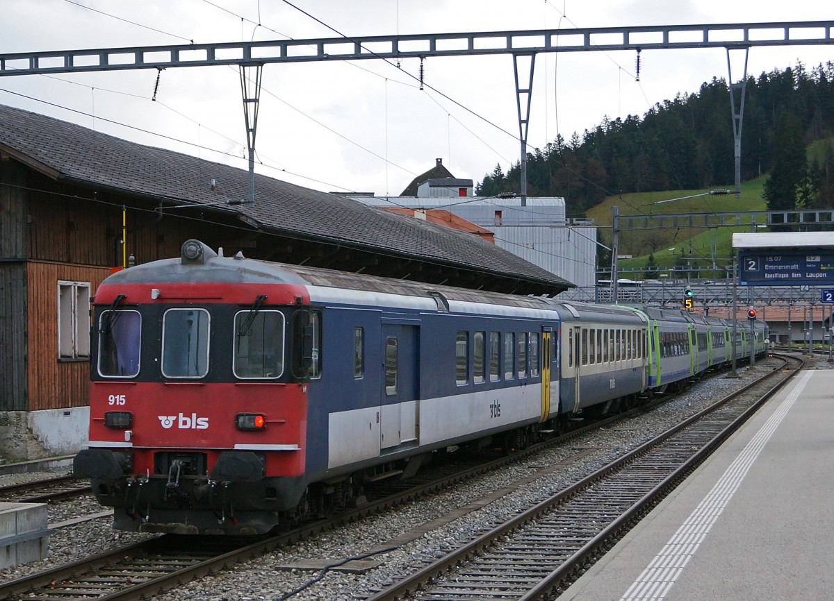 BLS: RE Bern-Luzern mit der Re 465 001-6 bei der Ausfahrt Langnau im Emmental am 11. Dezember 2014. Besonders zu beachten ist das zweiteilige Verstärkungsmodul am Zugsschluss mit dem BDt 915 ex SBB.
Bahnsujets der Woche 50/2014 von Walter Ruetsch